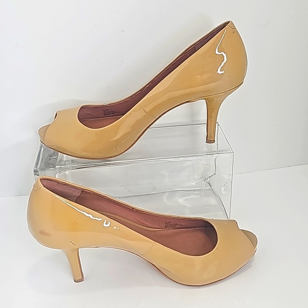 Vince Camuto Women open toe heels, Size 7, Tan